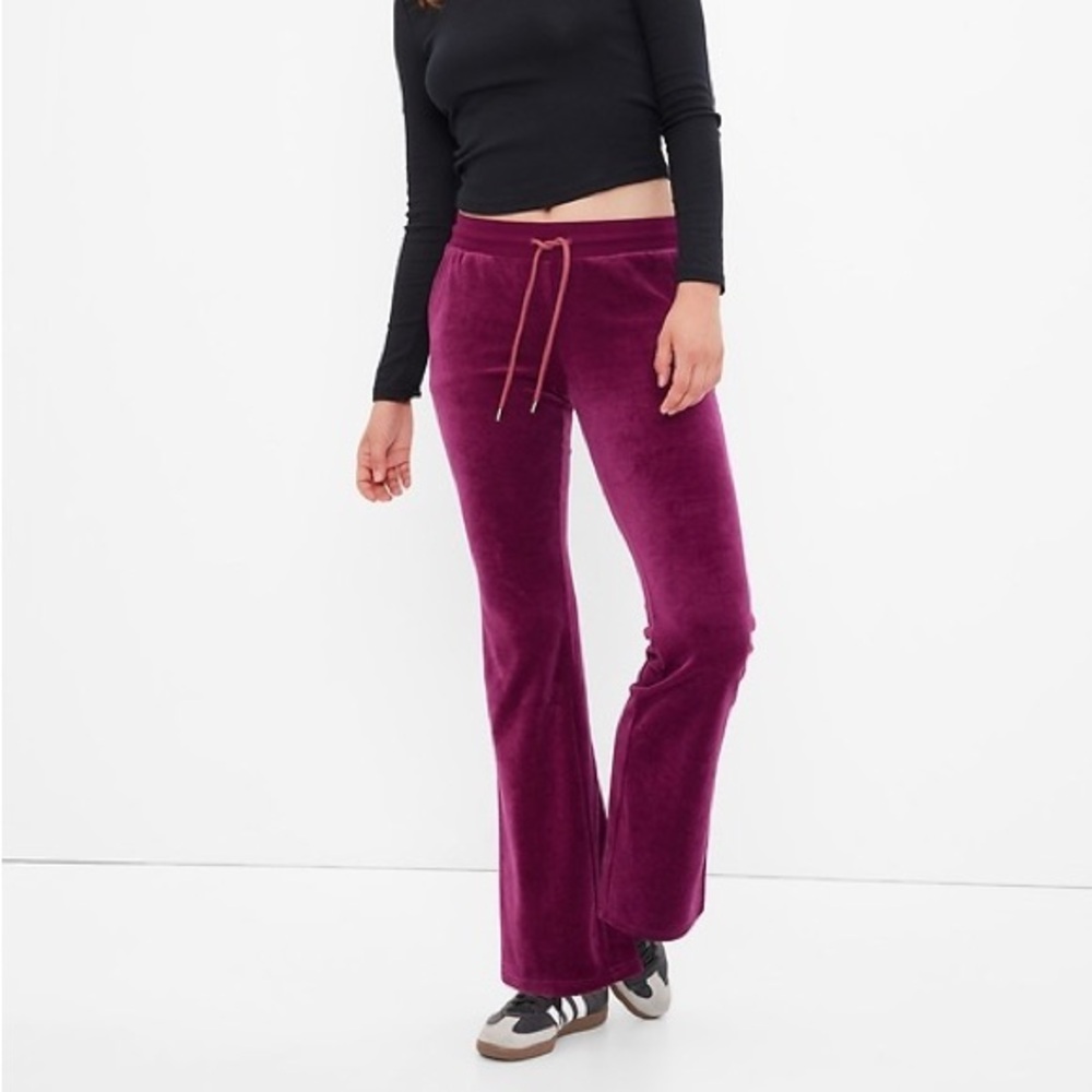 GAP Women's Mid-Rise Velour Flare Pants in Huckleberry Purple